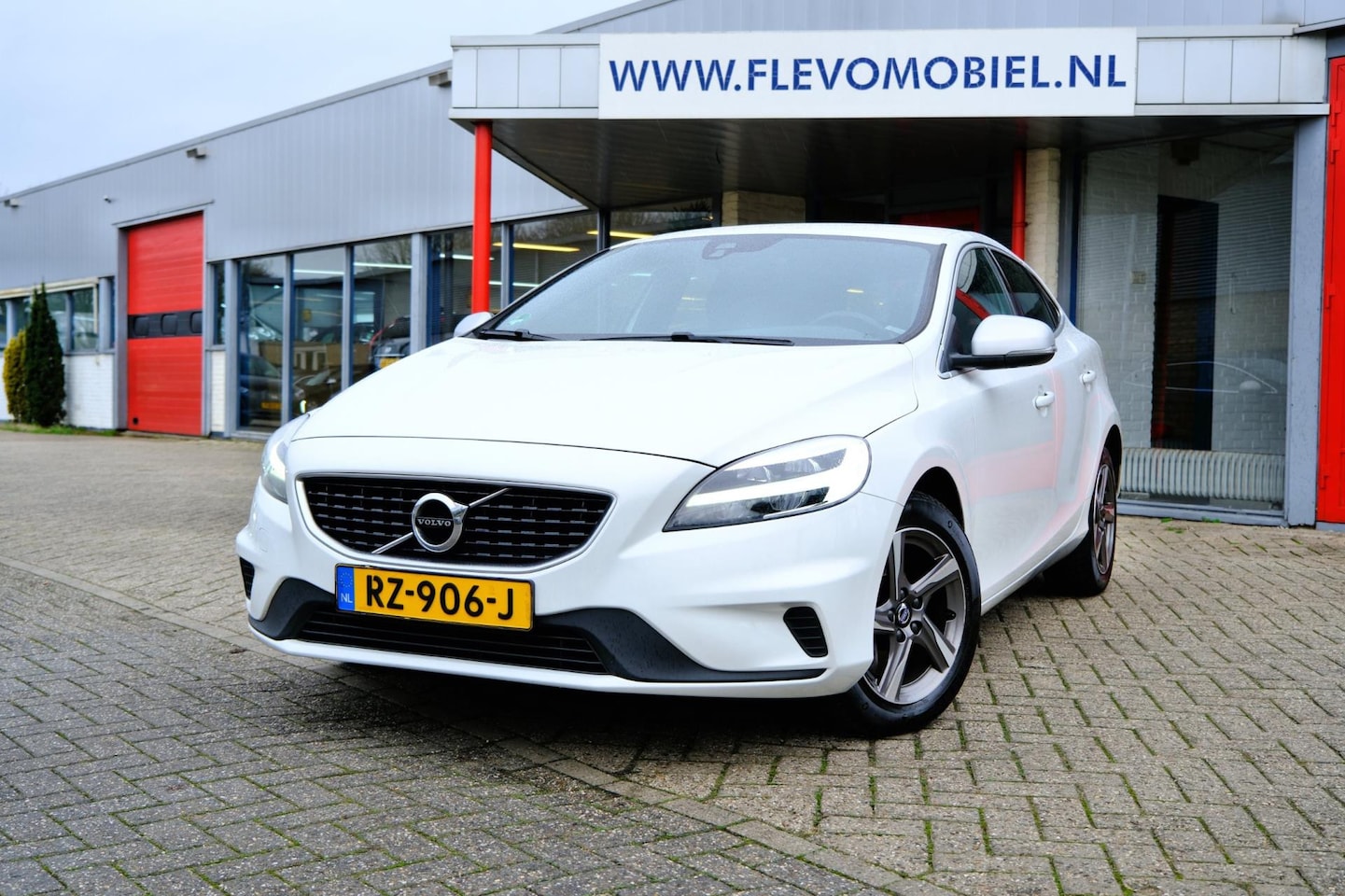 Volvo V40 - 2.0 D3 Business Sport R-design Navi|Leder-Alcantara|Clima|LMV - AutoWereld.nl