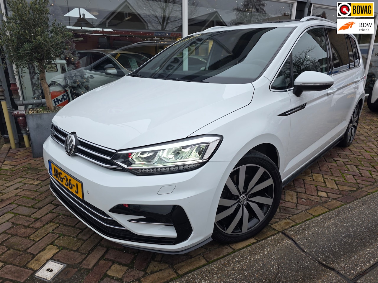 Volkswagen Touran - 1.5 TSI Highline Business R 7p 1.5 TSI Highline Business R 7p,panorama,automaat,schitterende auto - AutoWereld.nl