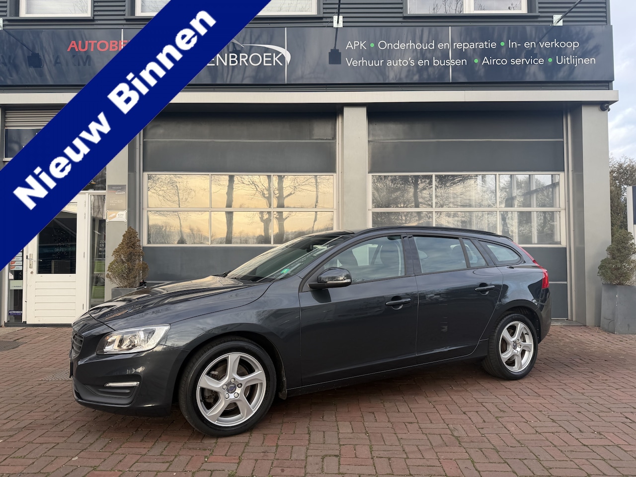 Volvo V60 - 2.0 D2 Kinetic Bj 2016 Dealer onderhouden Zuinige diesel - AutoWereld.nl