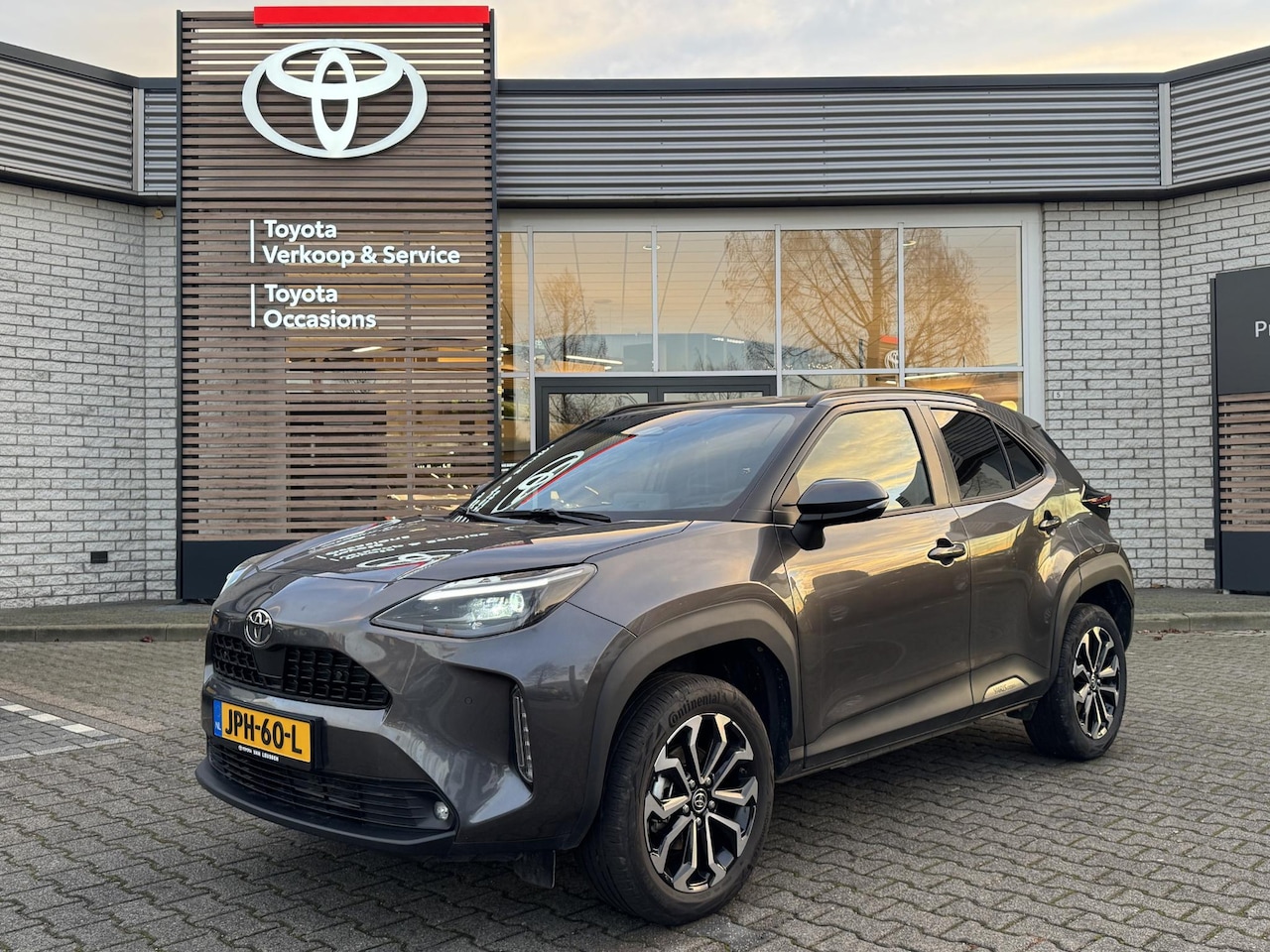 Toyota Yaris Cross - HYBRID 115 FIRST EDITION STOEL/STUURVERW LED KEYLESS 17'' LM-VELGEN PARK-SENSOREN APPLE/AN - AutoWereld.nl