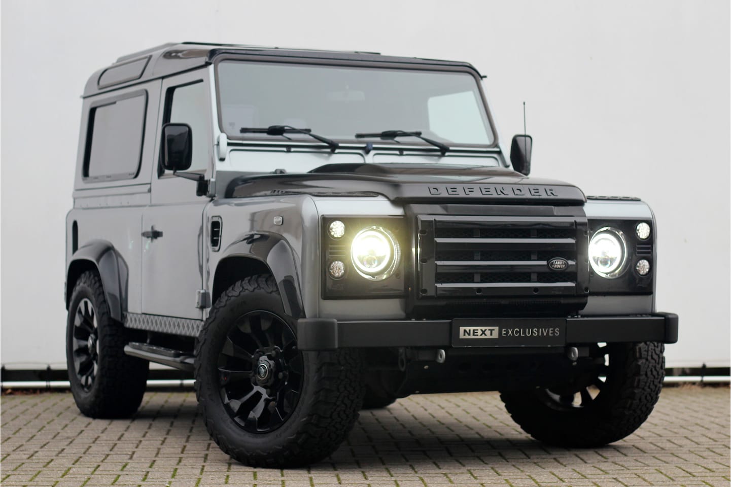 Land Rover Defender - 2.2 D HT 90" SE | Recaro | Camera | Carplay | LED - AutoWereld.nl
