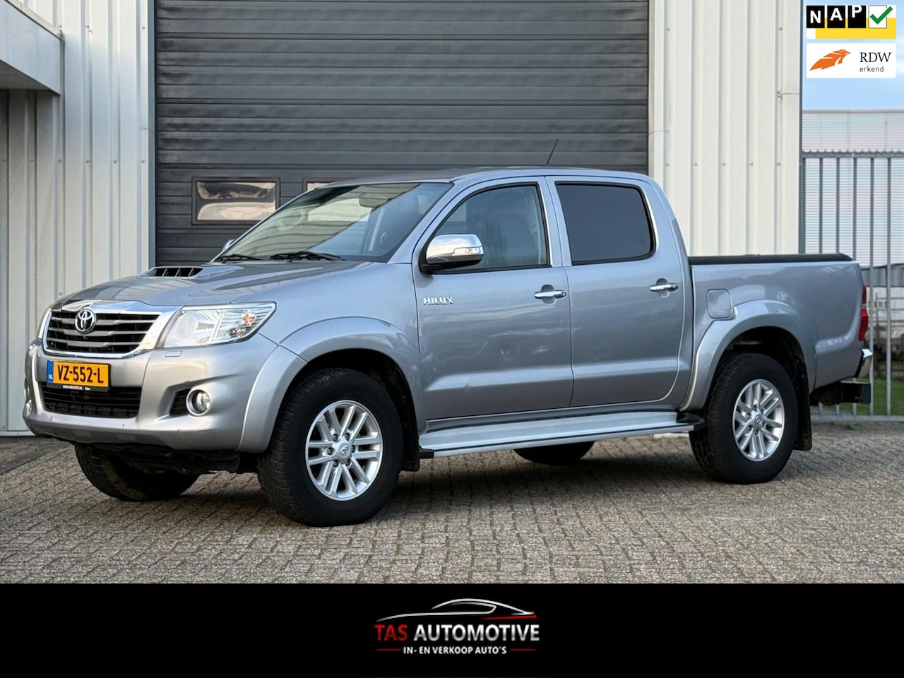 Toyota HiLux - 3.0 D-4D SR DC 4x4 2e EIG / AUTOMAAT / NAVI - AutoWereld.nl