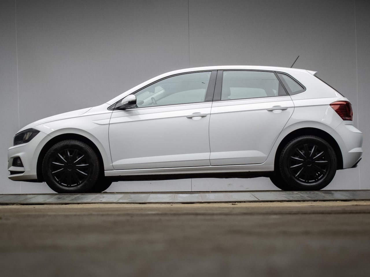 Volkswagen Polo - 1.6 TDI Sport (APPLE CARPLAY,NAVI,ADAPTIVE CRUISE,DAB,ELEKTRISCH PAKKET,SPORTSTOELEN,NETTE - AutoWereld.nl