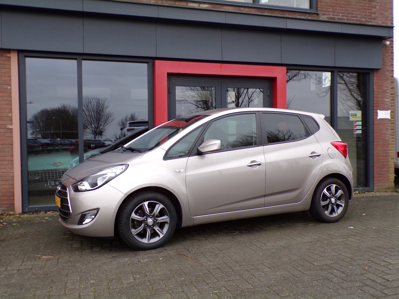 Hyundai ix20 - 1.6i Premium Stoel/stuurverwarming PDC - AutoWereld.nl