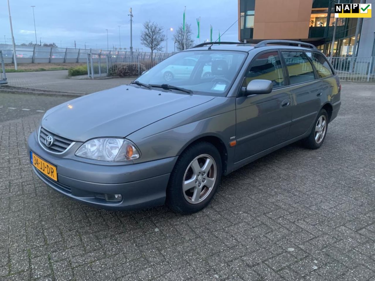 Toyota Avensis Wagon - 1.8-16V Linea Luna Grijs 2002 Airco - AutoWereld.nl