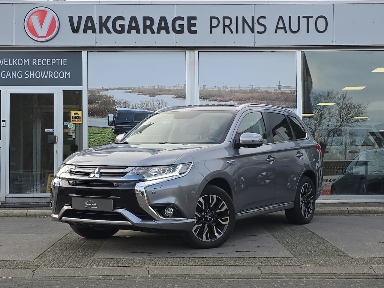 Mitsubishi Outlander - 2.0 PHEV instyle+ |PANO|360 CAMERA|STUUR+STOELVERW.|ORG.NL|NAP| 3800 - AutoWereld.nl
