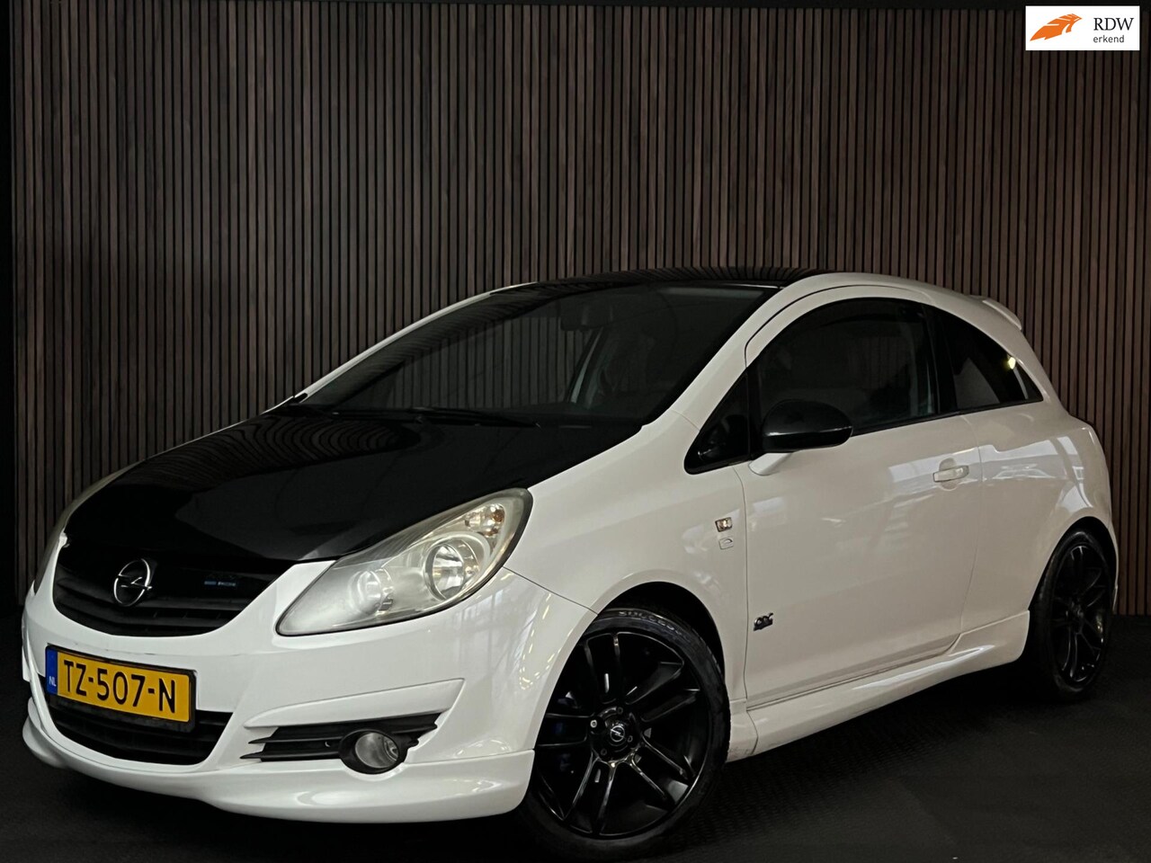 Opel Corsa - 1.2-16V Sport OPC LINE/CRUISE CONTROL/AIRCO/MULTI STUUR - AutoWereld.nl
