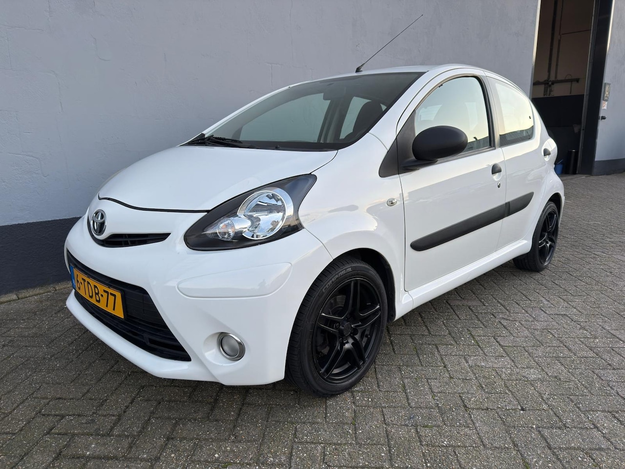 Toyota Aygo - 1.0 VVT-i Now 5-Deurs - Airco - LMV - AutoWereld.nl