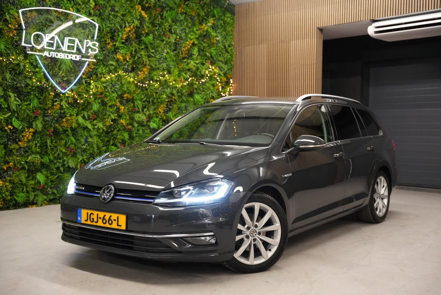 Volkswagen Golf Variant - 1.5 TSI Highline DSG / LED / Camera / CarPlay - AutoWereld.nl