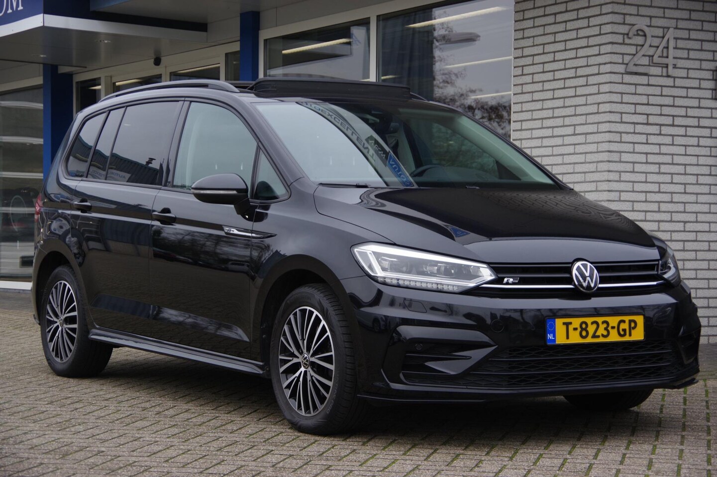 Volkswagen Touran - 1.5 TSI R-line 7p Trekhaak Panoramadak Carplay - AutoWereld.nl