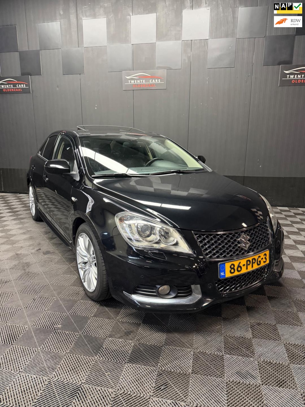 Suzuki Kizashi - 2.4 Sport | Pano | Clima | Xenon | 1ste Eigenaar | - AutoWereld.nl
