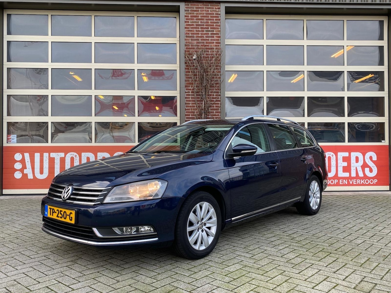 Volkswagen Passat Variant - 2.0 TDI Comfortline BlueMotion | Dealeronderhouden | Leder | Schuif-kanteldak | Trekhaak a - AutoWereld.nl