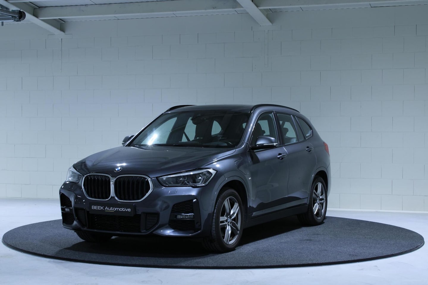 BMW X1 - xDrive25e | M Sport | Panoramadak | HuD | Ambient - AutoWereld.nl