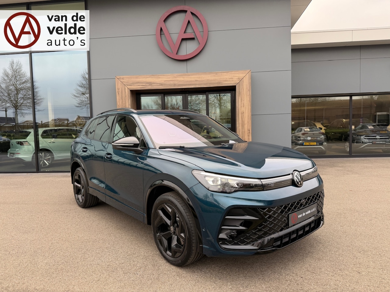 Volkswagen Tiguan - 1.5 eHybrid R-Line | Black line | 360 Camera | Trekhaak | Dode hoek | IQ light | Elek. kle - AutoWereld.nl