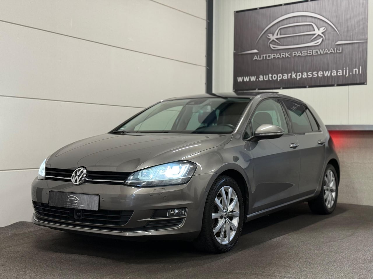 Volkswagen Golf - 1.4 TSI Highline Pano, ACC, Achteruitrijcamera, LED, Parkeersensoren Rondom, Stoelverwarmi - AutoWereld.nl