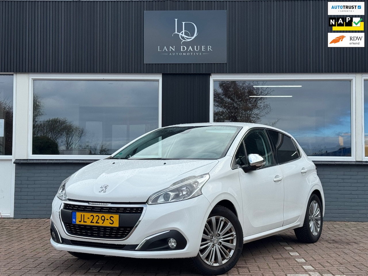 Peugeot 208 - 1.2 PureTech Allure / Navi / PDC - AutoWereld.nl