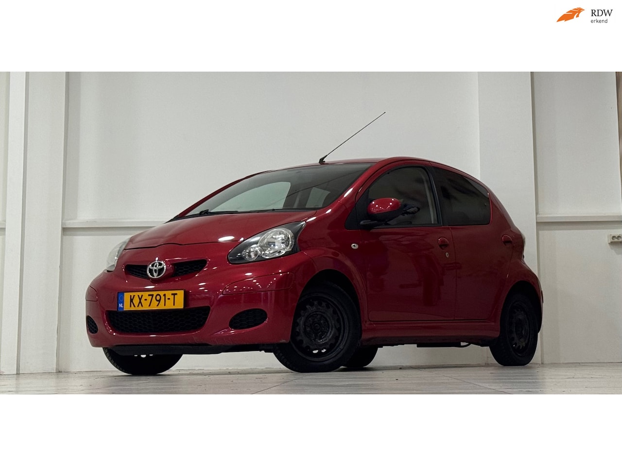 Toyota Aygo - 1.0i 12V Aspiration Red Airco Navi Garantie Mooi! - AutoWereld.nl