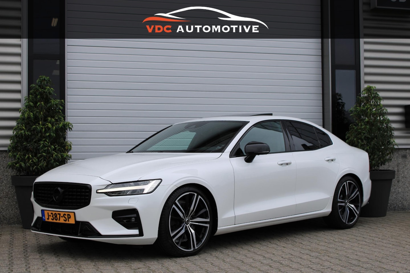 Volvo S60 - 2.0 T5 R-Design Trekhaak | Schuifdak | HeadUp | Keyless | Memory | 360 Camera | BLIS | Led - AutoWereld.nl