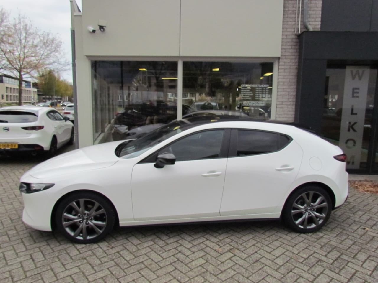 Mazda 3 - 2.0 E-Skyactiv-G 122pk M-Hybrid HB5 18 Inch All Season - AutoWereld.nl