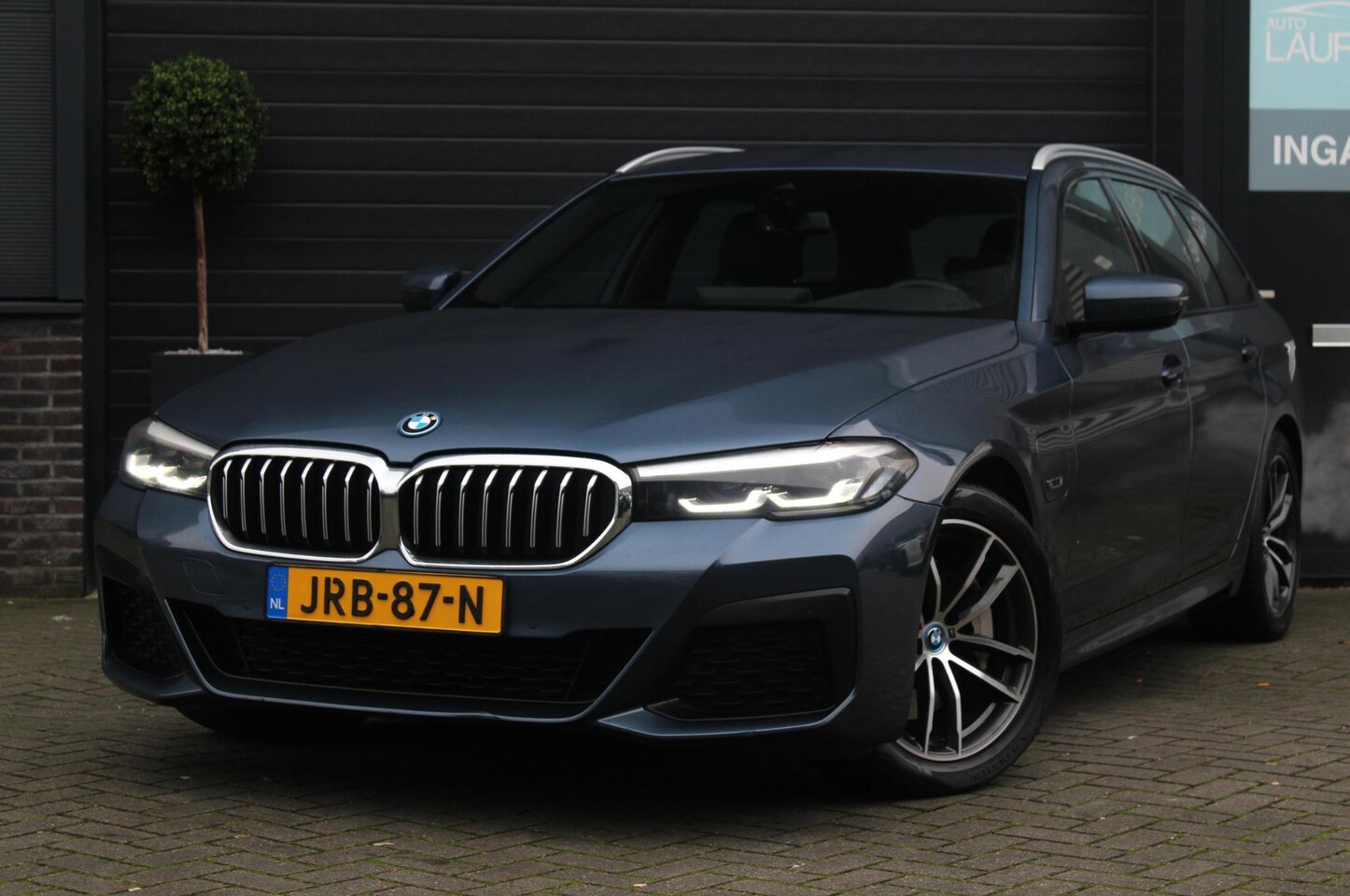 BMW 5-serie Touring - 530e M-Sport | Stuur en Stoelverwarming | HUD | Elektrische stoelen | Sfeerverlichting - AutoWereld.nl