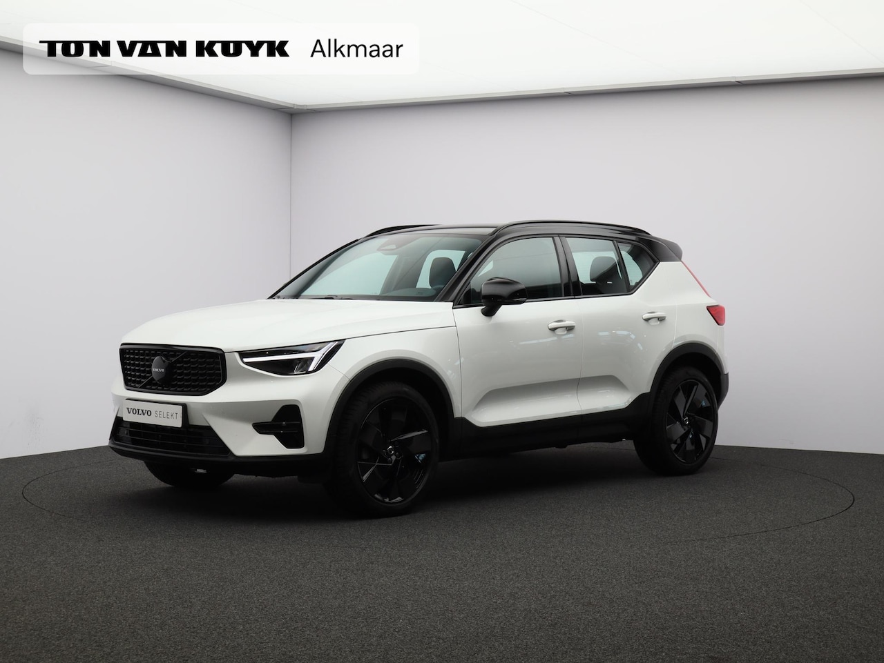 Volvo XC40 - B4 197PK Plus Black Edition / Nubuck Bekleding / 20" / Contrasterend Dak / Harman Kardon / - AutoWereld.nl