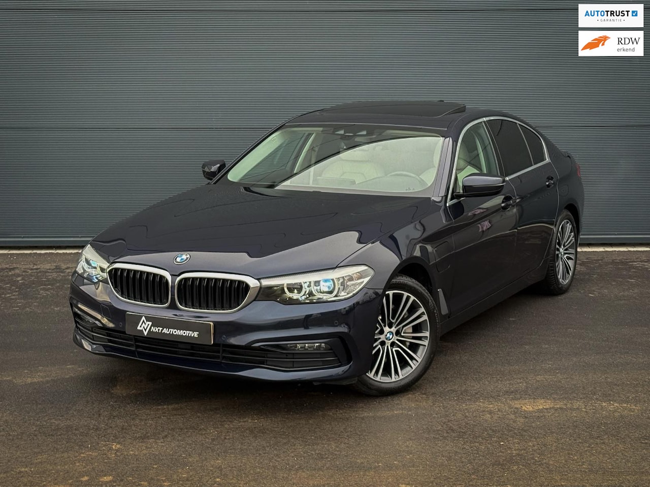 BMW 5-serie - BMW 530e Sport Line, Panoramadak, Stoelverwarming, Leder, Rijstrook Sensor - AutoWereld.nl