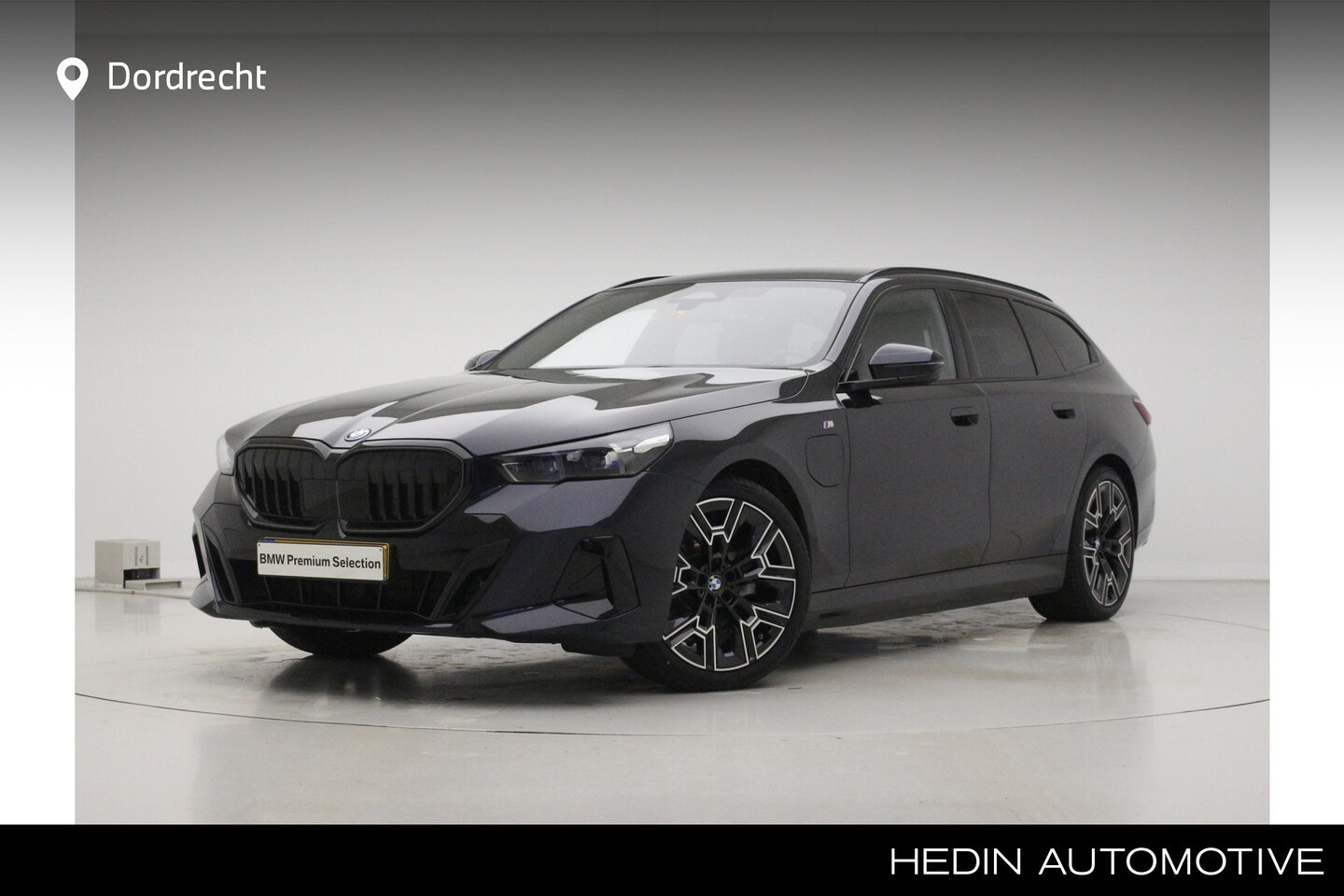 BMW 5-serie Touring - 530e M-Sport | 20" | Trekhaak | Driving Assistant Plus | Travel Pack | Camera - AutoWereld.nl