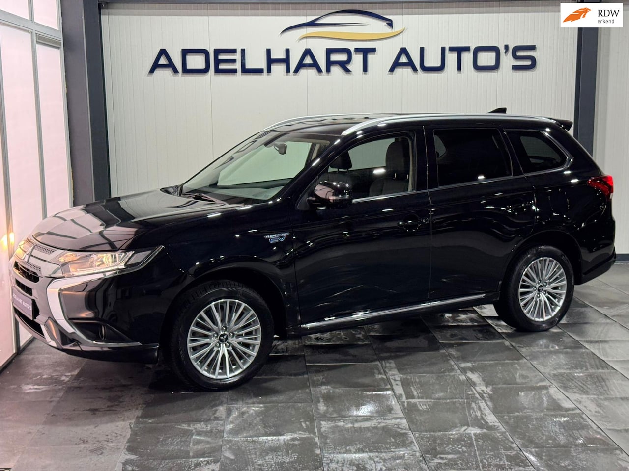 Mitsubishi Outlander - 2.4 PHEV 4 WD Automaat / Navigatie Apple CarPlay / Camera / Cruise control / etc.. - AutoWereld.nl