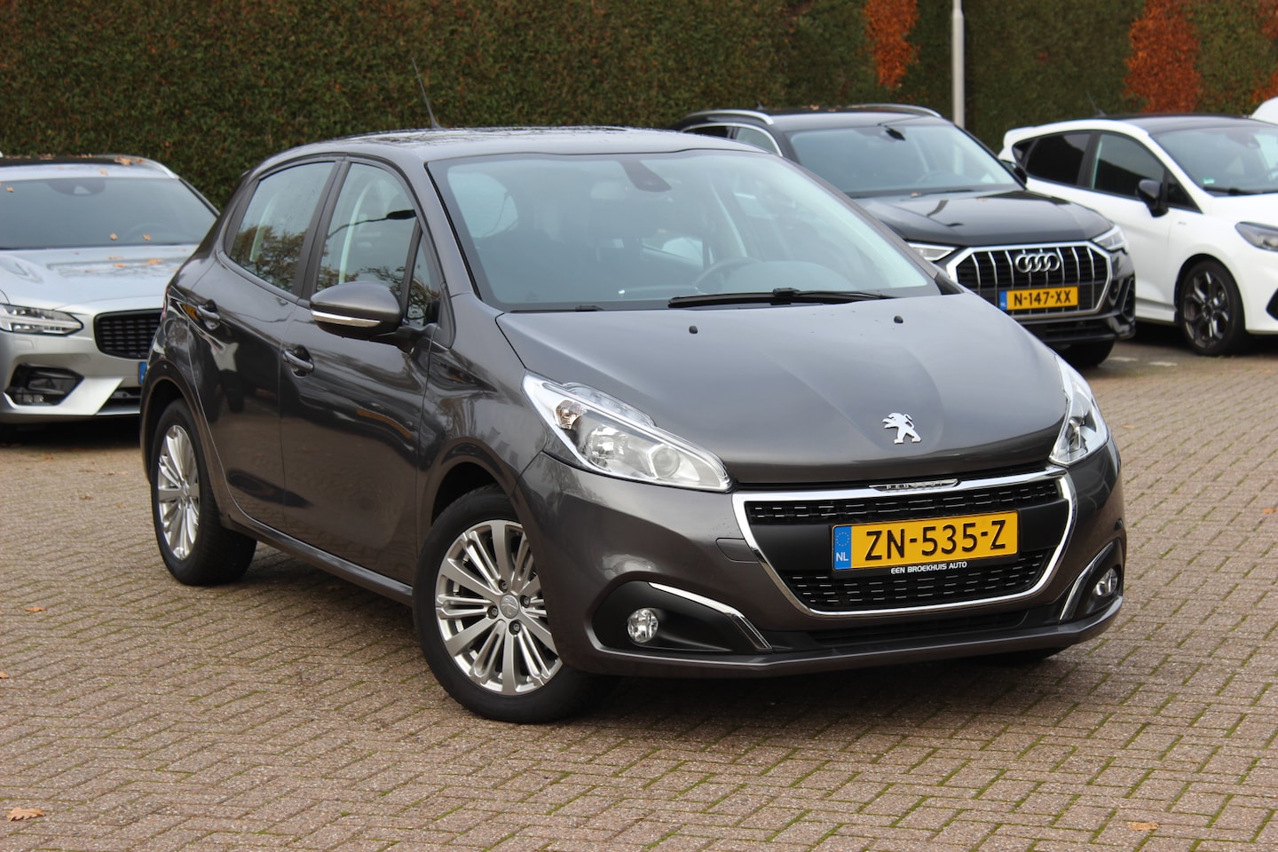 Peugeot 208 - 1.2 PureTech Signature 64.665 km! Navigatie / Parkeerhulp achter / 16'' / DAB / Bluetooth - AutoWereld.nl