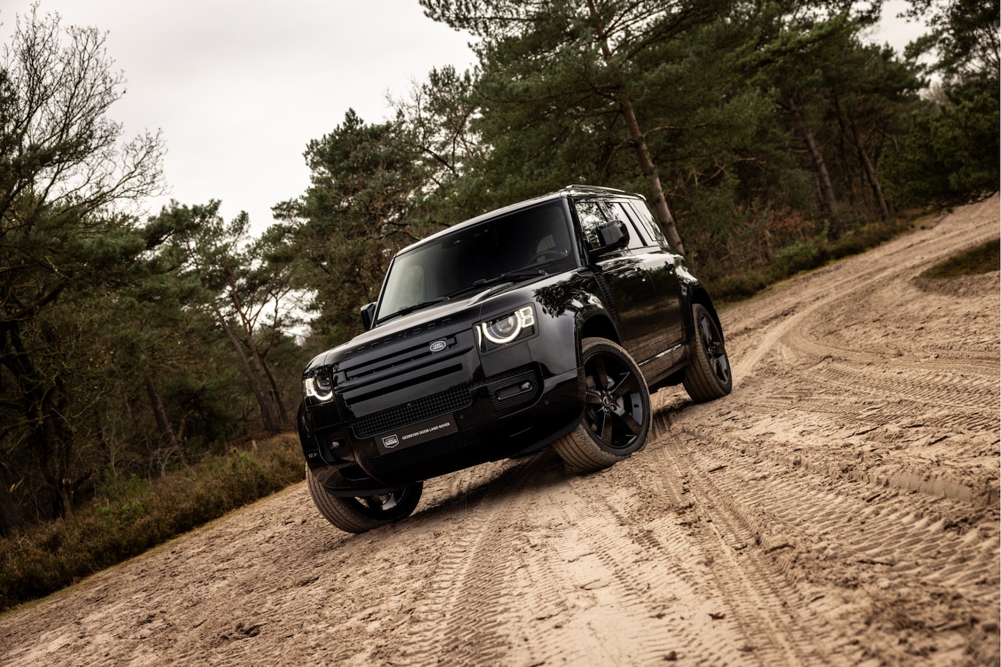 Land Rover Defender 110 - 2.0 P300e 110 X-Dynamic HSE HUD 22inch 5 jaar garantie - AutoWereld.nl