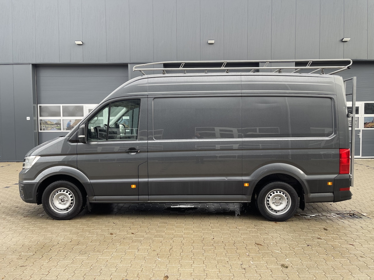Volkswagen Crafter - 35 2.0 TDI 140pk automaat L3H3 ( voorheen L2H2 ) Trendline / vaste prijs rijklaar € 16.950 - AutoWereld.nl