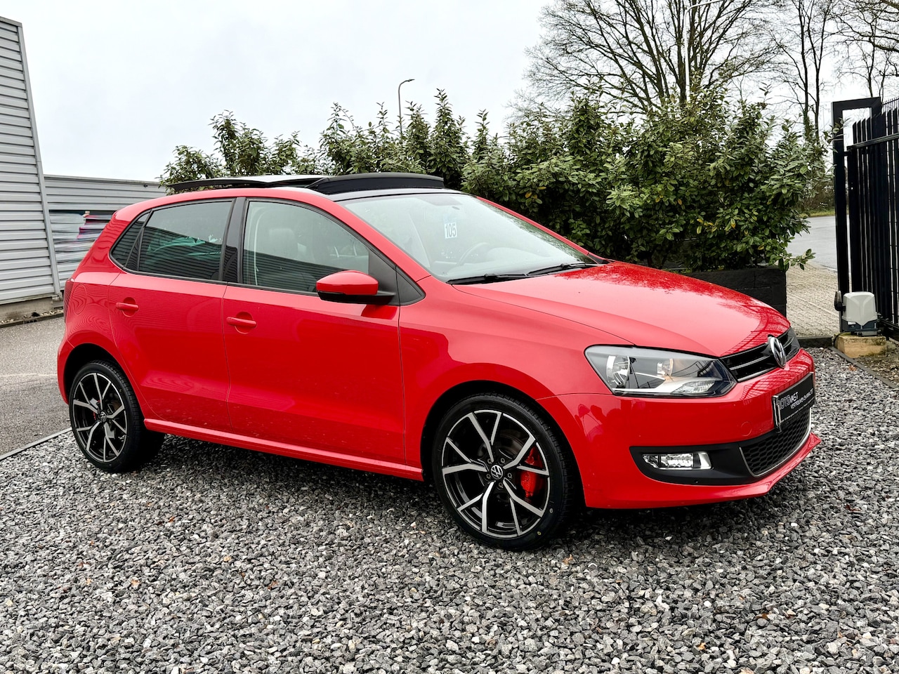 Volkswagen Polo - 1.2 TSI DSG Highline Panodak|Leer|Navi|Cruis Rood! - AutoWereld.nl