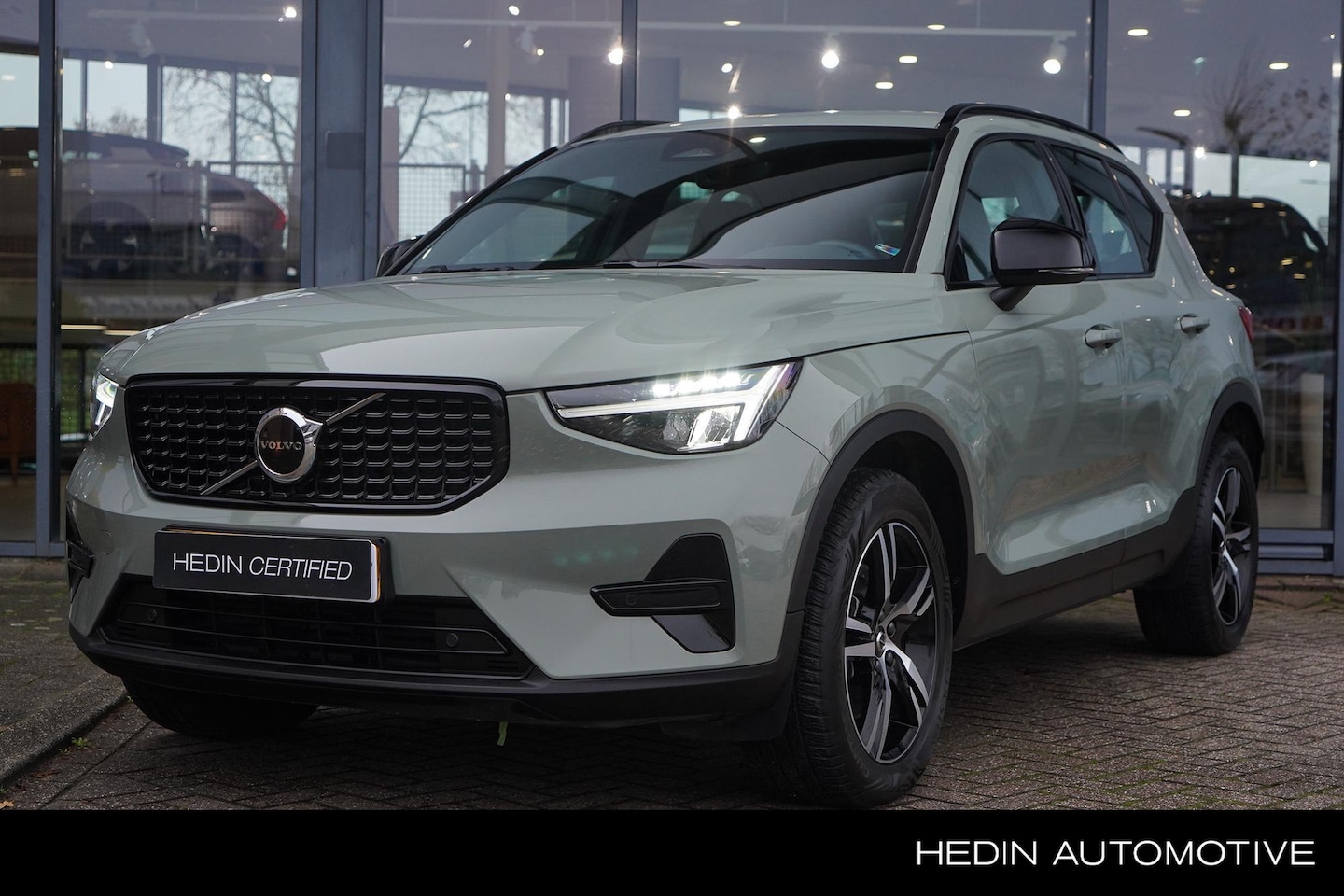 Volvo XC40 - 2.0 B4 Plus Dark | Adaptieve Cruise + Pilot Assist | Elek. Trekhaak | Stoel & Stuurverwarm - AutoWereld.nl