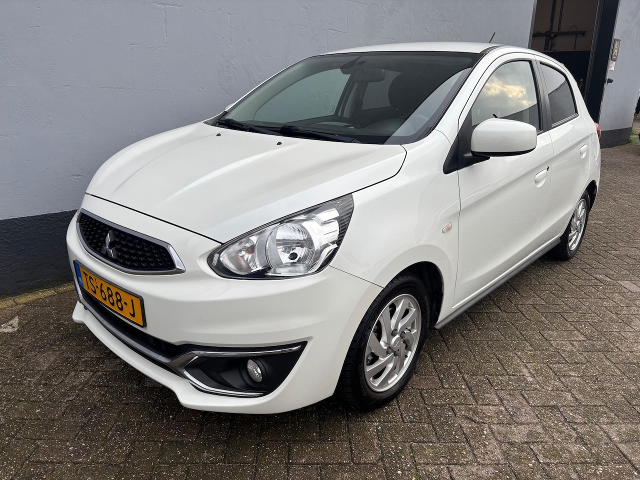 Mitsubishi Space Star - 1.0 Intense 5-Deurs - Airco - LMV - AutoWereld.nl