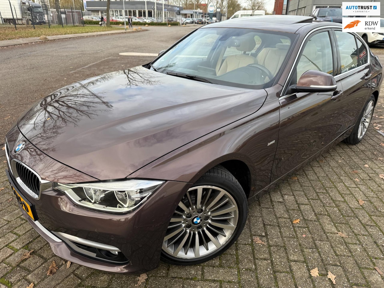 BMW 3-serie - 320i 2019 Luxury Edition INDIVIDUAL DAKRAAM LEDER 1e-EIG NAP - AutoWereld.nl