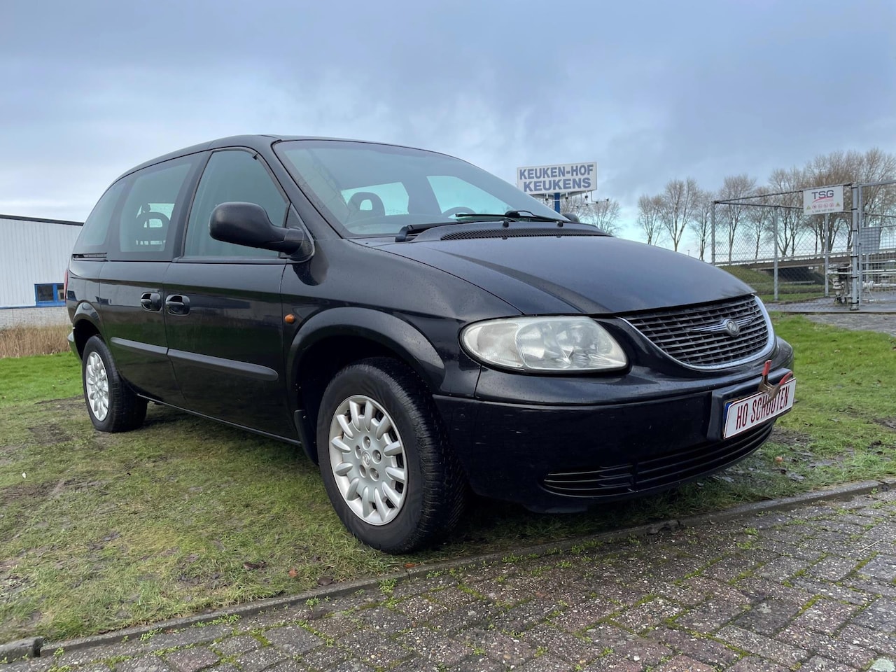 Chrysler Voyager - 2.4i SE // 7 persoons // airco // apk // - AutoWereld.nl