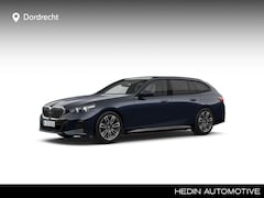 BMW 5-serie Touring - 520i M-Sport | Panorama | Driving Assistant Plus | Harman Kardon | Standkachel | Trekhaak