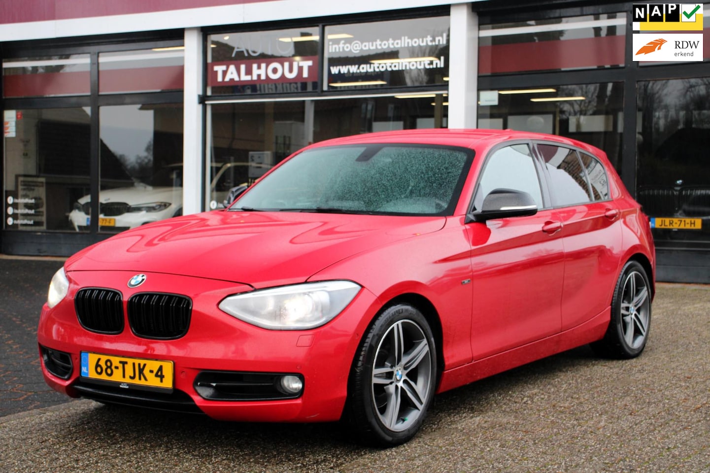 BMW 1-serie - 118i SPORT - XENON | TREKHAAK | BLUETOOTH | NAVIGATIE | SPORTSTOELEN - AutoWereld.nl
