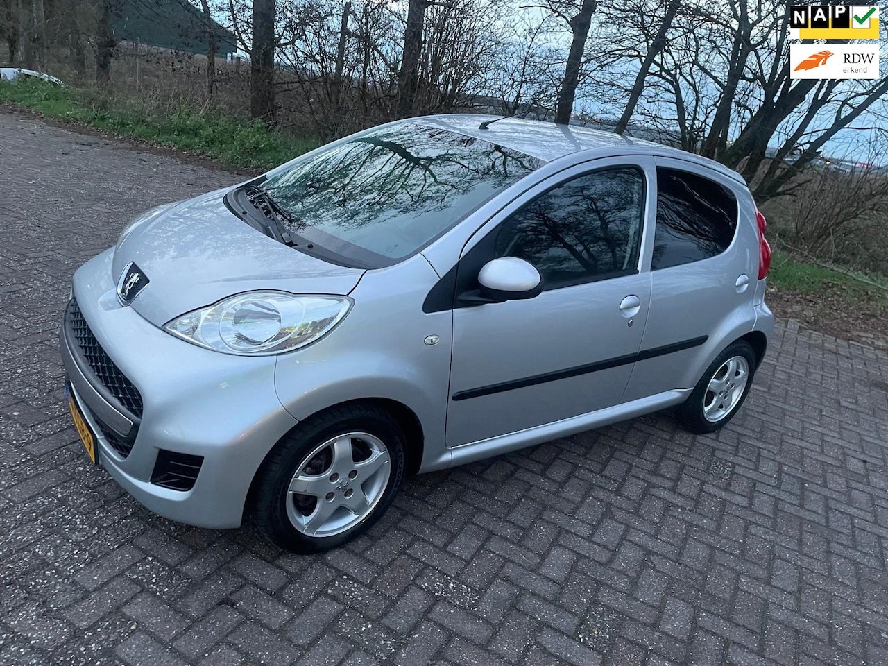 Peugeot 107 - 1.0-12V Black & Silver|Display|Half leer - AutoWereld.nl