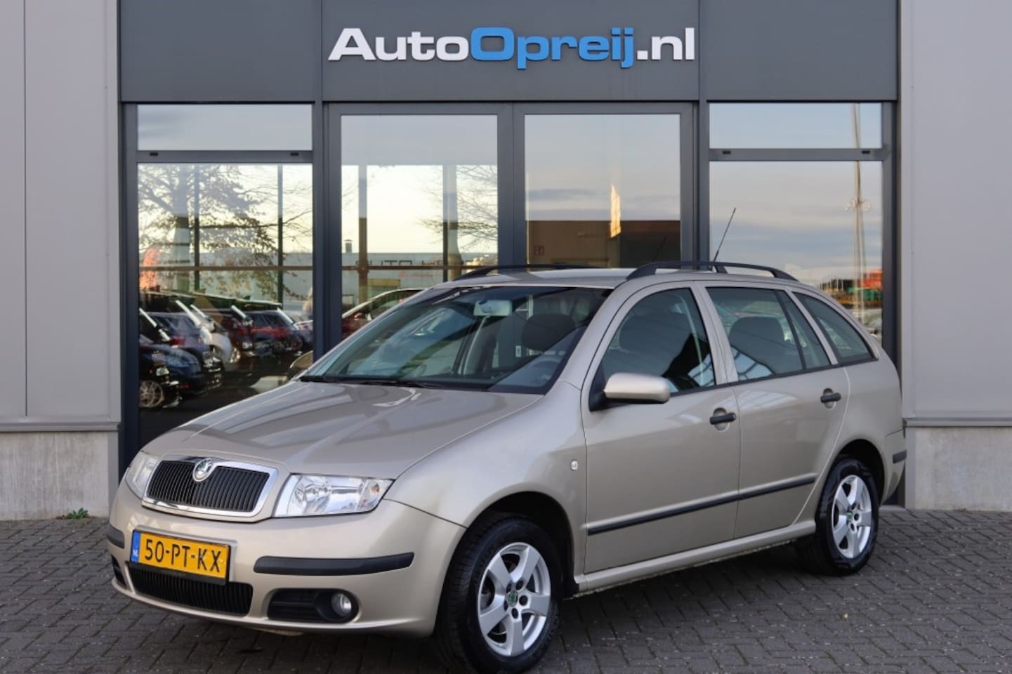 Skoda Fabia Combi - 1.4-16V AUTOMAAT Elegance Airco, Trekhaak - AutoWereld.nl
