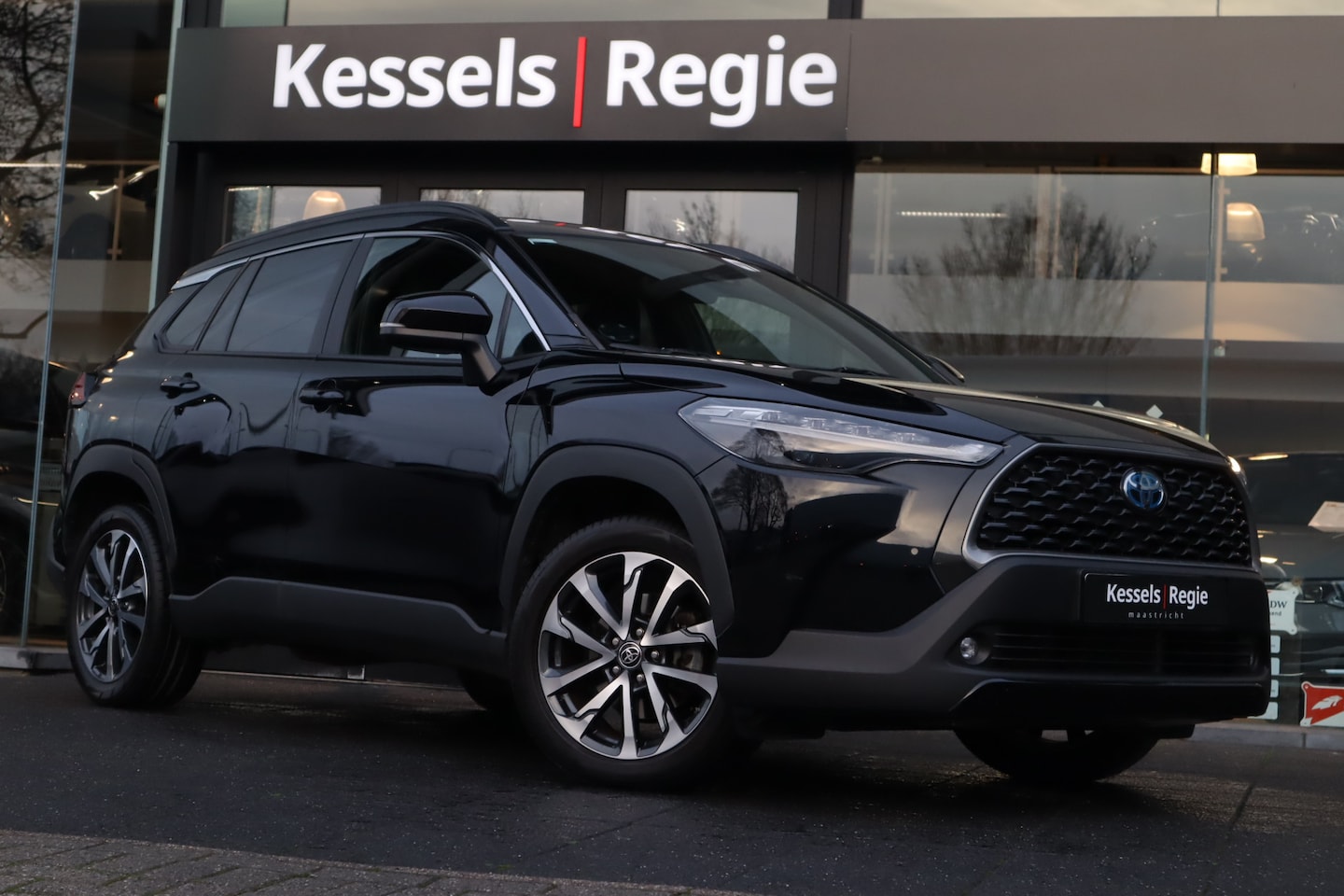 Toyota Corolla Cross - 2.0 High Power Hybrid First Edition ACC Bliss Keyless Camera LED Stuur/Stoelverwarming - AutoWereld.nl