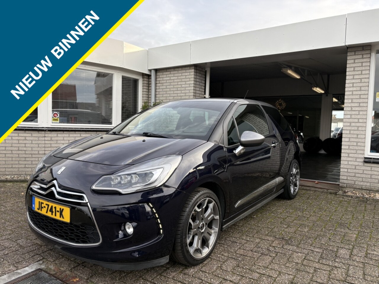 DS 3 - 1.2 110PK So Chic AUTOMAAT / Navi - AutoWereld.nl