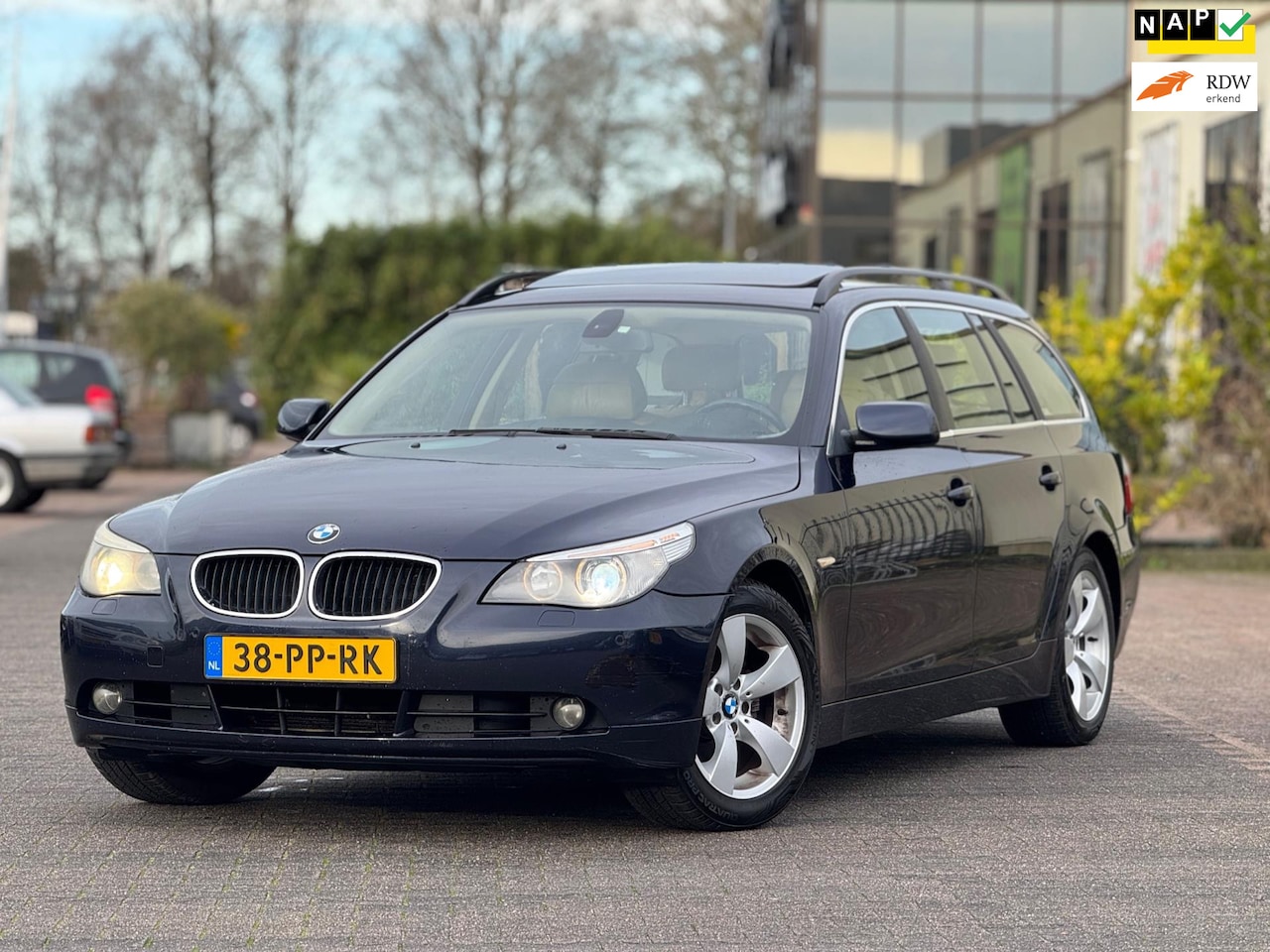 BMW 5-serie Touring - 525i High Executive | Schuifdak | Parkeersensoren | Navigatie | Elektrische leder stoelen - AutoWereld.nl