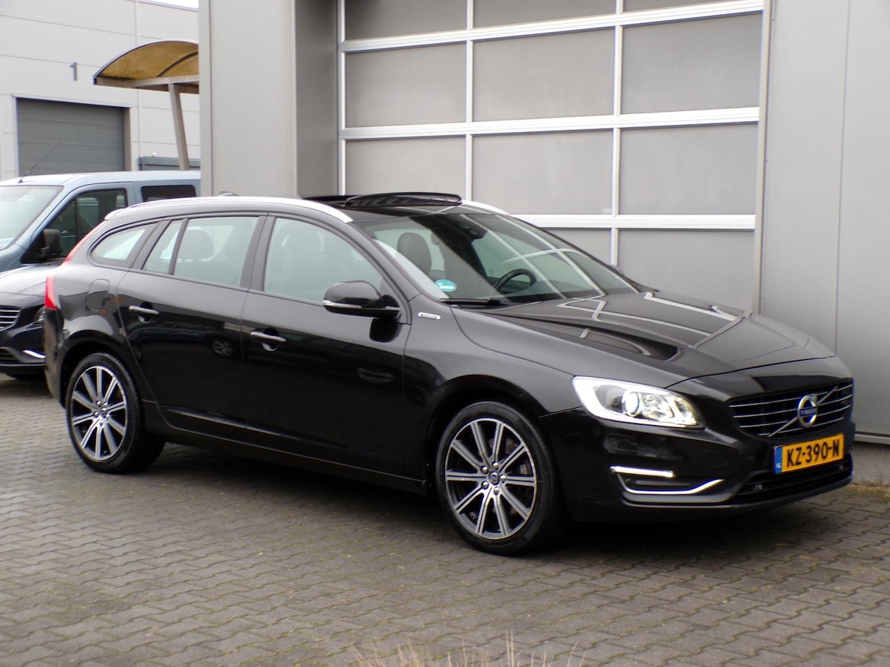 Volvo V60 - 2.4 D5 Twin Engine Special Edition|Dak|Cam|PDC|BT - AutoWereld.nl