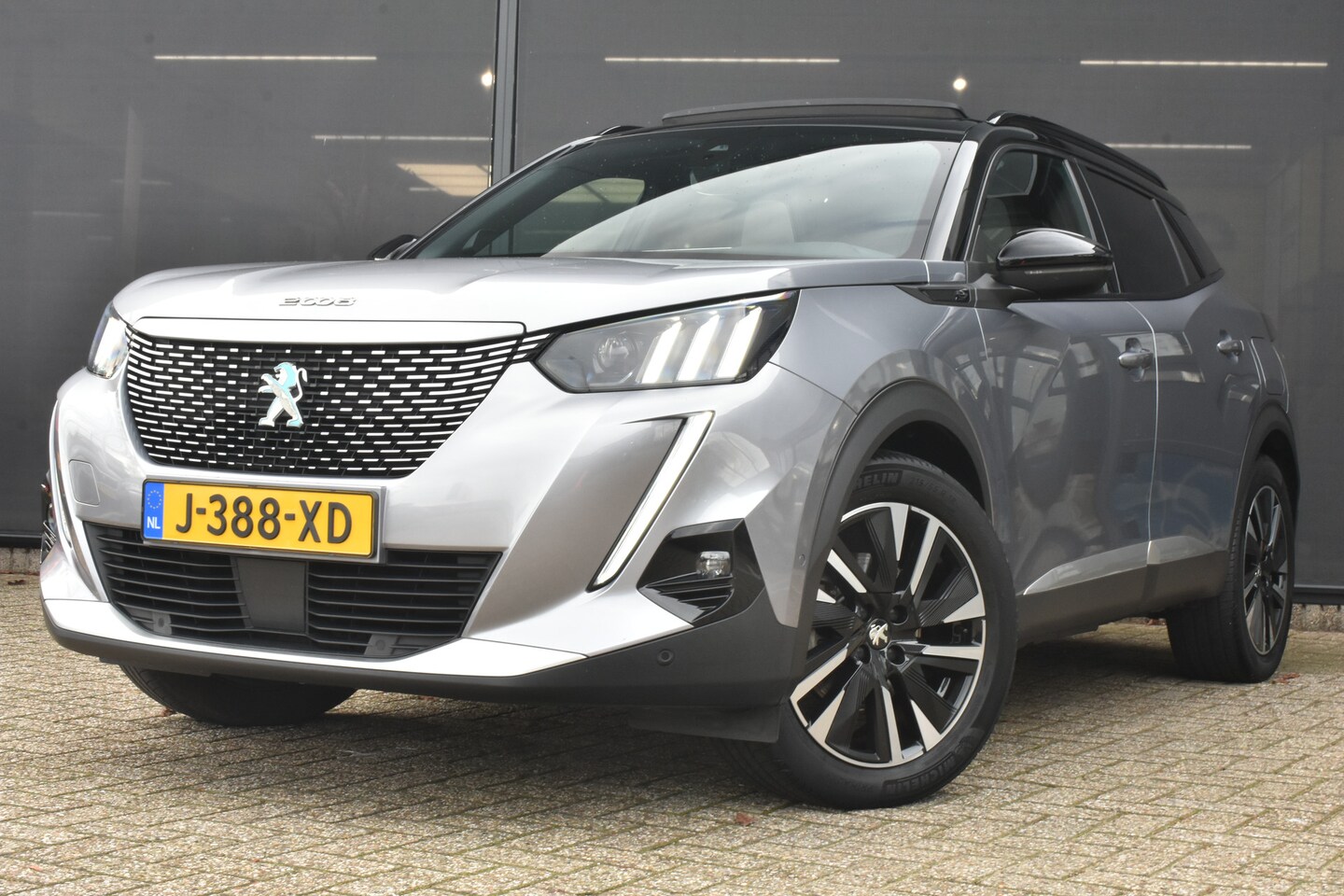 Peugeot e-2008 - EV GT 50 kWh 3 Fase | Schuif-/Kanteldak | Stoelverwarming | Alcantara | Achteruitrijcamera - AutoWereld.nl