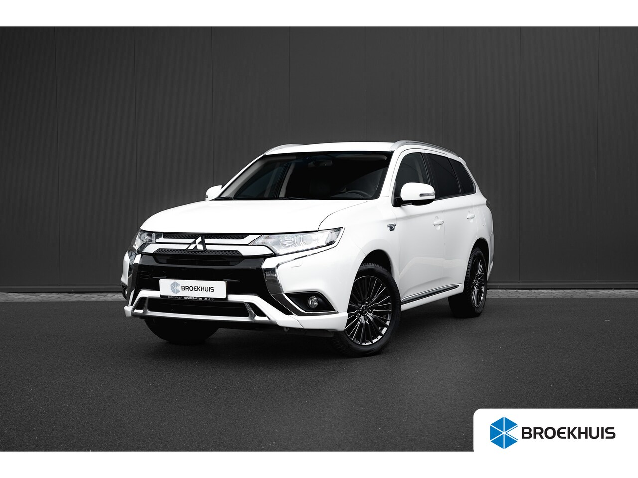 Mitsubishi Outlander - 2.4 PHEV Pure+ Carplay | Achteruitrijcamera | Keyless | Navigatie - AutoWereld.nl