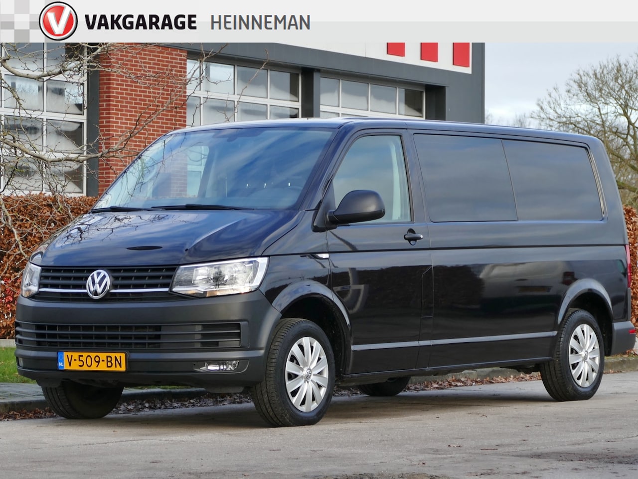 Volkswagen Transporter - 2.0 TDI L2H1 Comfortline AUTOMAAT | 3 zitplaatsen | airco | trekhaak - AutoWereld.nl
