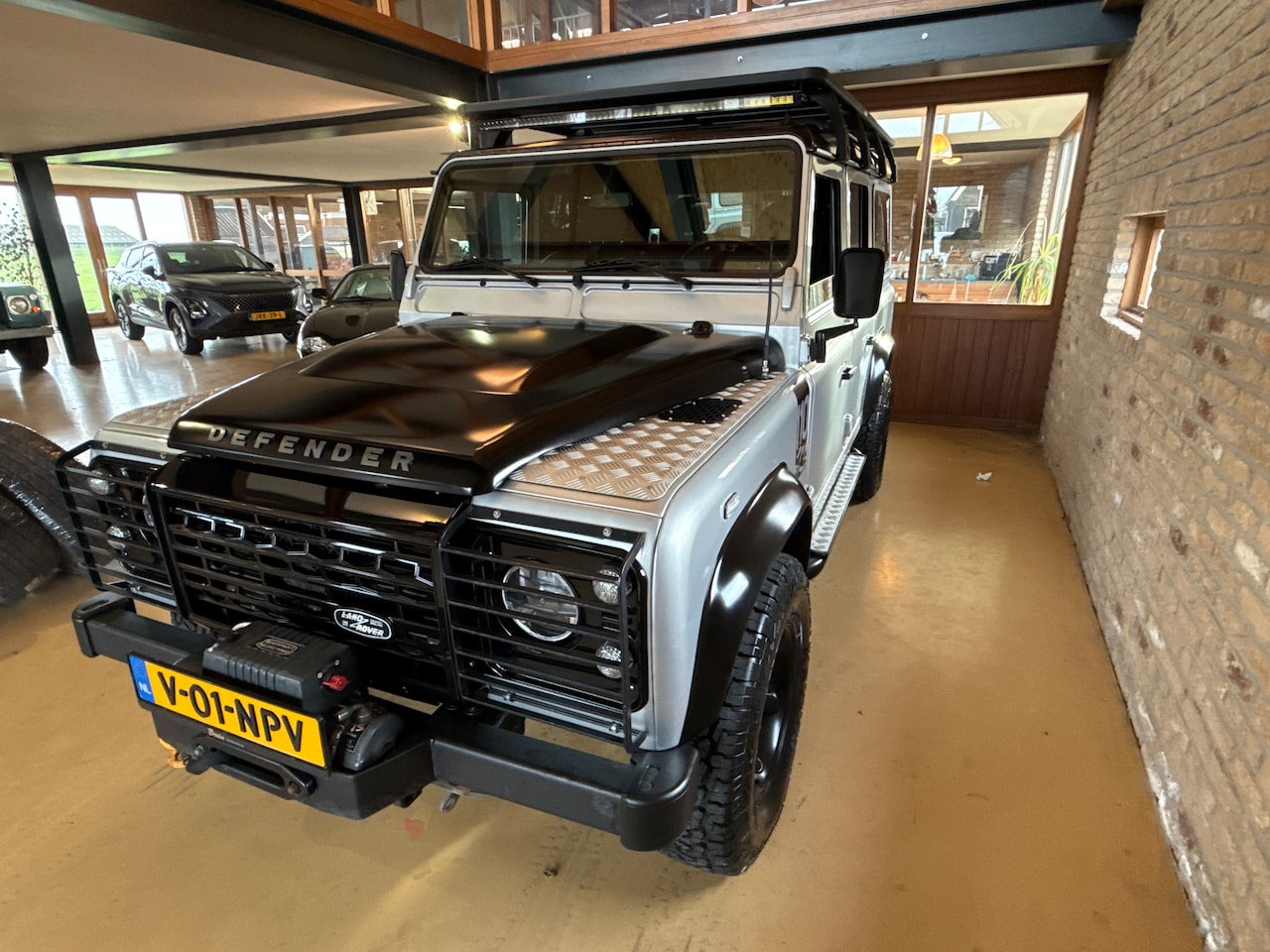 Land Rover Defender - 2.2 D HT 110" SE Lage km stand