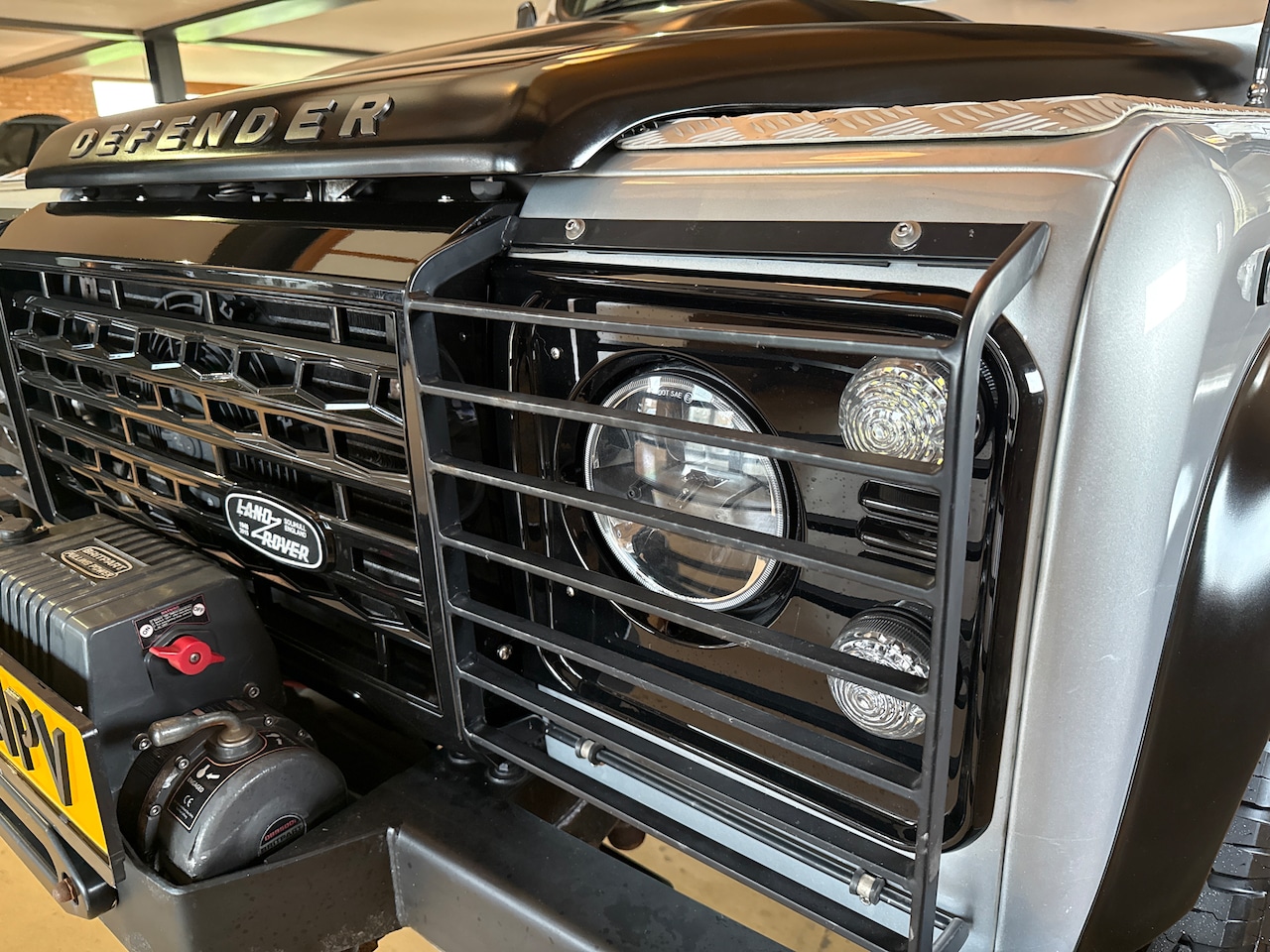 Land Rover Defender - 2.2 D HT 110" SE Lage km stand