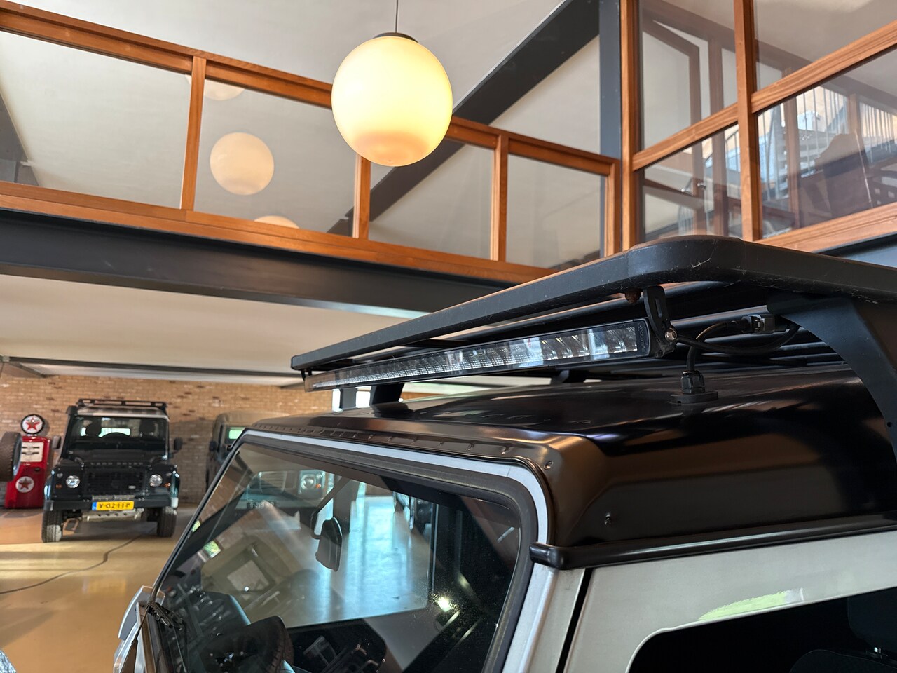 Land Rover Defender - 2.2 D HT 110" SE Lage km stand